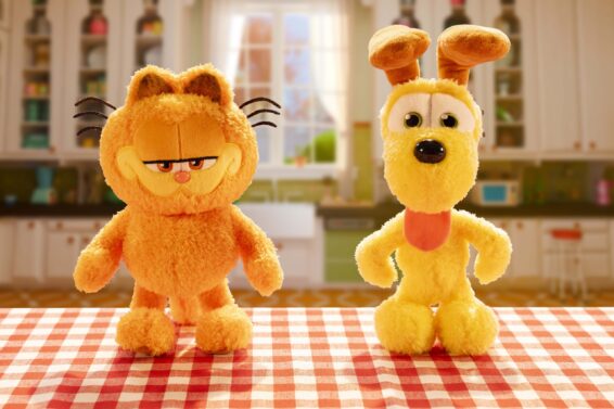 931615.008_Animagic_Garfield_Lifestyle_10 Animagic Classic Garfield 8'' Plush