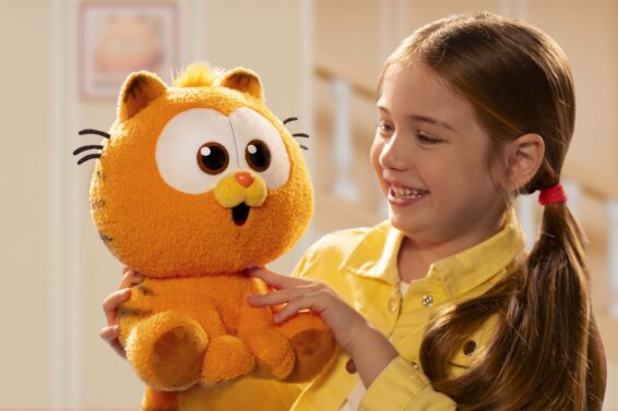 931615.008_Animagic_Garfield_Lifestyle_5 Animagic Baby Garfield 10'' Feature Plush